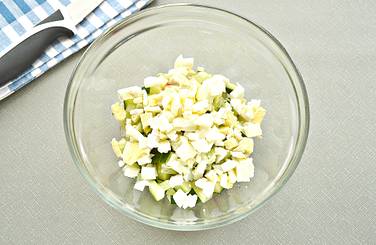 Ингредиенты дополняем куриными яйца, порубленными кусочками