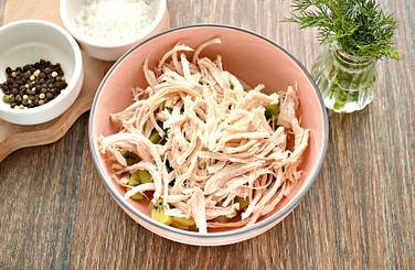 Отварное куриное мясо для салата нужно разделать на волокна