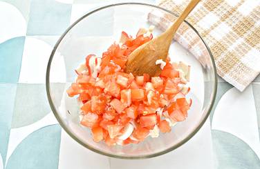 Помидоры нарезаем небольшими кусочками