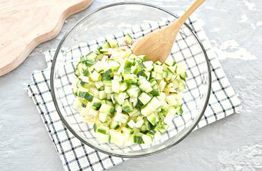 Ингредиенты дополняем нарезанным кубиками свежим огурцом