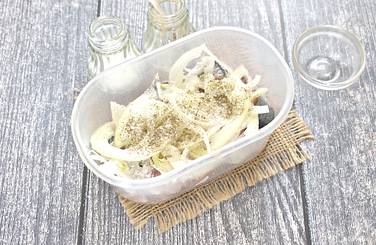 Всыпаем к кусочкам сельди и лука соль, сахар и молотый чёрный перец