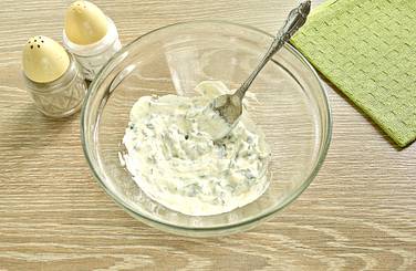 Состав соуса на свой вкус перчим и солим, затем хорошо перемешиваем