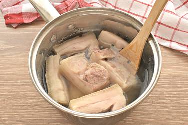 В горячий рассол перекладываем куски сала