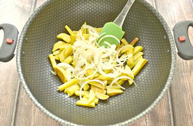 Репчатый лук нарезаем тонкими полукольцами