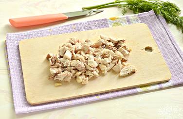 Остывшее куриное мясо измельчаем кусочками, добавляем в суп
