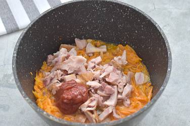 К овощам помещаем нарезанное небольшими кусочками копчёное куриное мясо