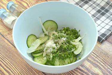 Состав салата на свой вкус солим и перчим, посыпаем сахарным песком