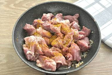 Мясные кусочки по вкусу солим и сдабриваем приправой