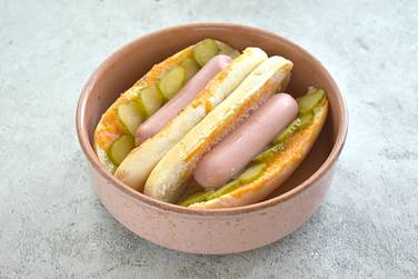 Солёный или маринованный огурец нарезаем тонкими колечками