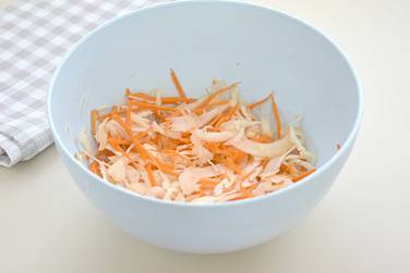 По вкусу солим капусту и морковку