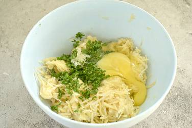 К ингредиентам разбиваем куриное яйцо