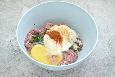 К ингредиентам разбиваем куриное яйцо