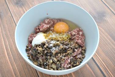 Мясной фарш перекладываем в глубокую миску