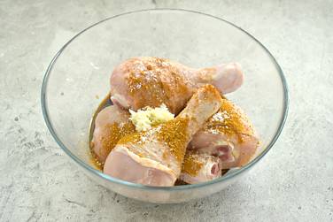 Далее к куриным голеням всыпаем приправу для курицы (или свои любимые специи)
