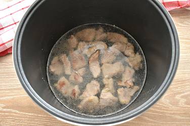 Обжаренные кусочки свинины заливаем горячей кипячёной водой
