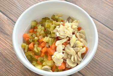 Солёный или маринованный огурчик режем кубиками и переправляем в салат