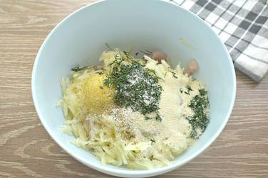 К ингредиентам в миску разбиваем куриное яйцо