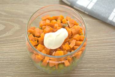 На горошке располагаем морковку, нарезанную кубиками