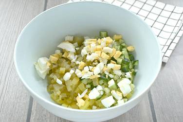 Куриные яйца для салата рубим небольшими кусочками