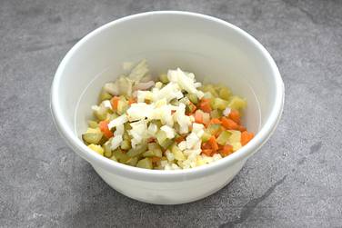 Очищаем репчатый лук, шинкуем его небольшими кусочками и переправляем в состав салата