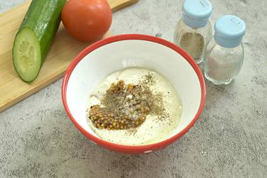 По вкусу солим ингредиенты и сдабриваем чёрным молотым перцем