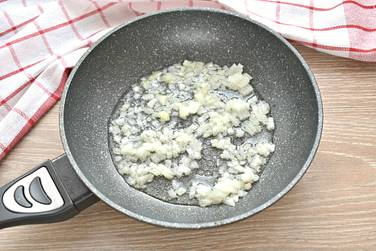 Лук шинкуем маленькими кусочками