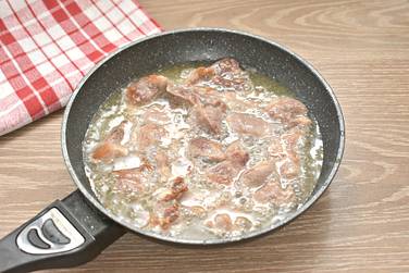 Обжаренные кусочки свинины заливаем светлым пивом