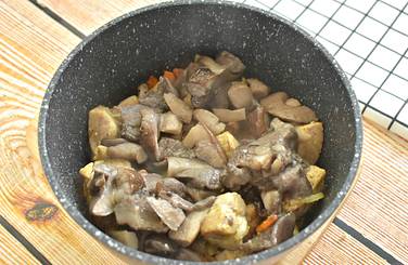 Добавляем к мясу грибы, нарезанные кусочками