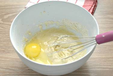 В это густое тесто по одному вбиваем куриные яйца