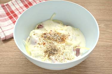 Мясные кусочки с луком заливаем кефиром
