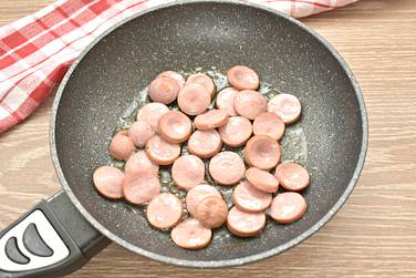 На сковороду кладём кусочек сливочного масла