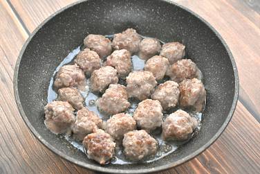 Выливаем на сковороду растительное масло и разогреваем его