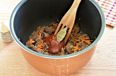 Мясо с овощами сдабриваем, ориентируясь на свой вкус, молотыми специями (подойдёт смесь перчиков и паприка), солим