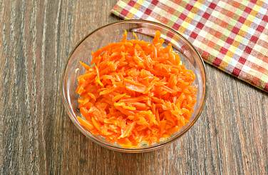 Аналогично делаем слой из морковки, не забываем смазать майонезом