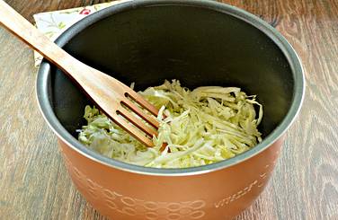 Капустную заготовку помещаем к кусочкам мяса, морковке и луку в чашу мультиварки