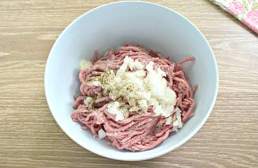 В чашку перекладываем размороженный мясной фарш