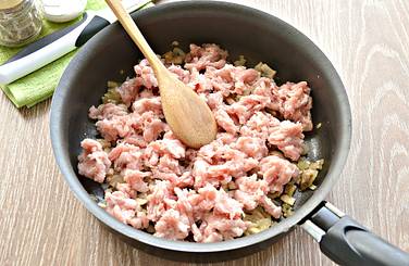 На сковороду к грибам и луку переправляем мясной фарш