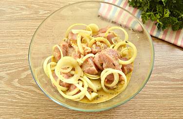 Приготовленный маринад добавляем к мясу