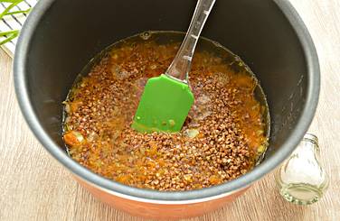 Содержимое в чаше заливаем водой, не забываем ингредиенты посолить по вкусу