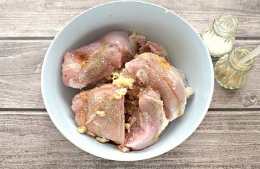 Куриные бёдра по вкусу солим и перчим