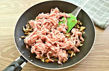 К луку и грибам добавляем мясной фарш
