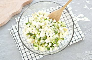 Очищаем от скорлупы яйца, рубим их кусочками
