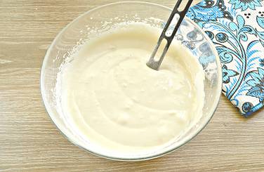 Смешивать муку с яичной сладкой массой нужно аккуратно ложкой, вращая её по часовой стрелке снизу вверх