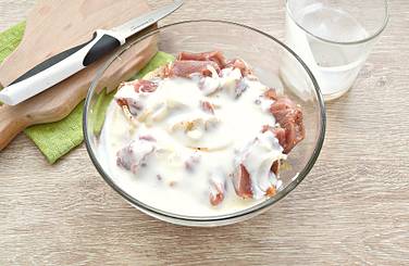 Мясную заготовку для шашлыка заливаем кефиром