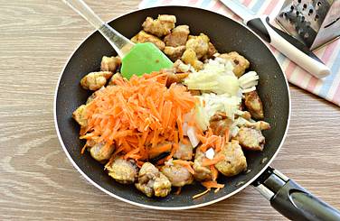 Пока обжаривается мясо, натираем морковь и измельчаем кусочками лук