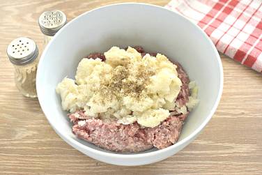 Ингредиенты для котлетного состава по вкусу солим и сдабриваем чёрным молотым перчиком