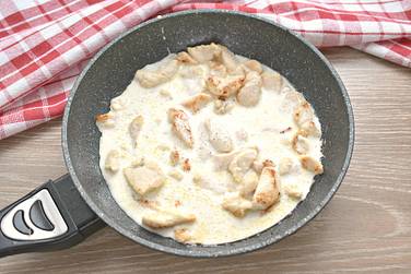 Получившуюся смесь выливаем на сковороду к обжаренным куриным кусочкам