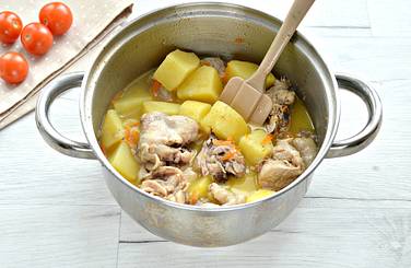 Томим курицу с картофельными дольками и овощами до полной готовности всех составляющих блюда