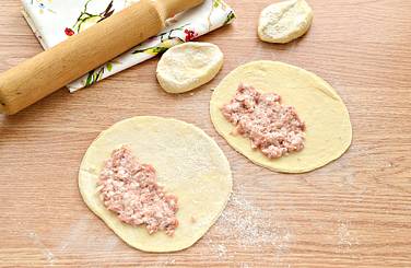 На одну сторону заготовок помещаем мясную начинку