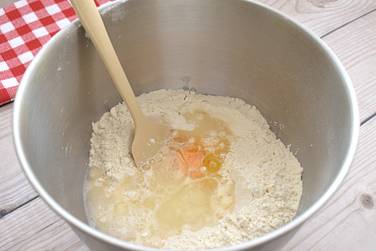 Следом разбиваем в муку куриное яйцо